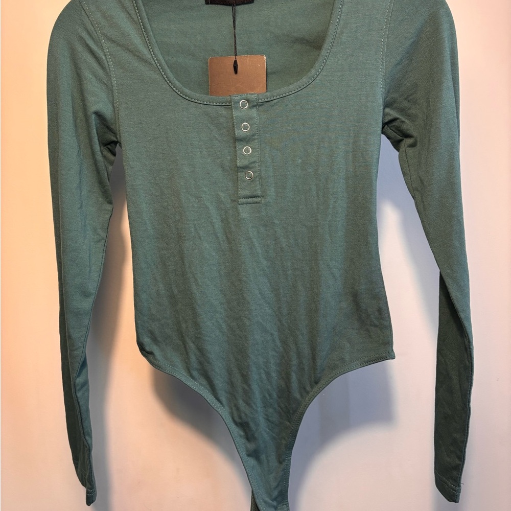 PrettyLittleThing Long-Sleeve Scoop Neck Henley Bodysuit in Teal Green